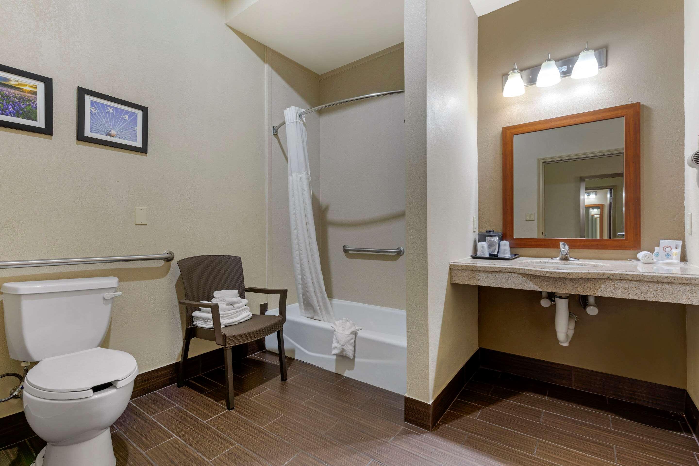 جناح بسريرين كوين لذوي الإعاقة، Comfort Suites Gainesville, TX 3/3