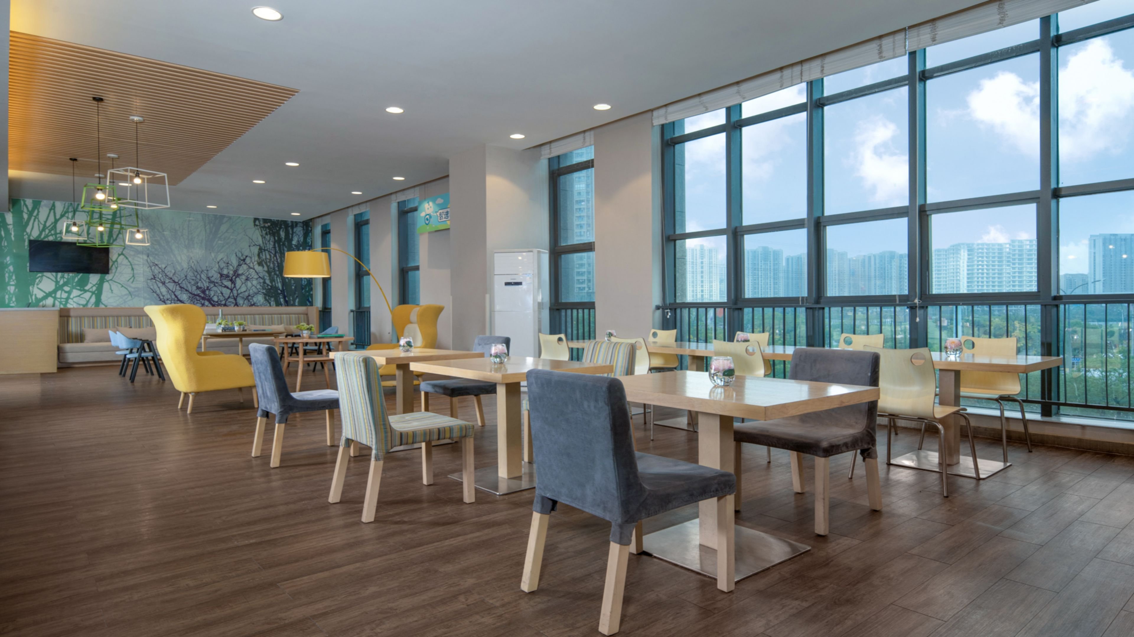 Holiday Inn Express Chongqing University Town 43/55