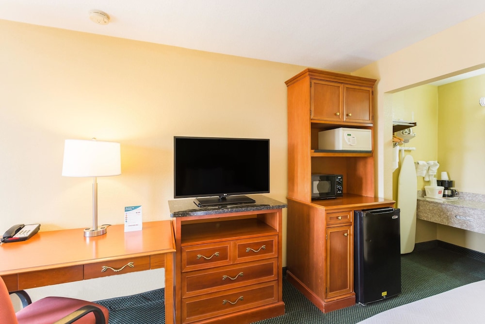 Econo Lodge White Pine Morristown I-81 & I-40 Split 33/37