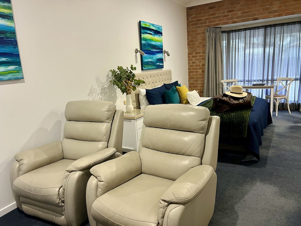 Coastal Waters Motor Inn 47/73