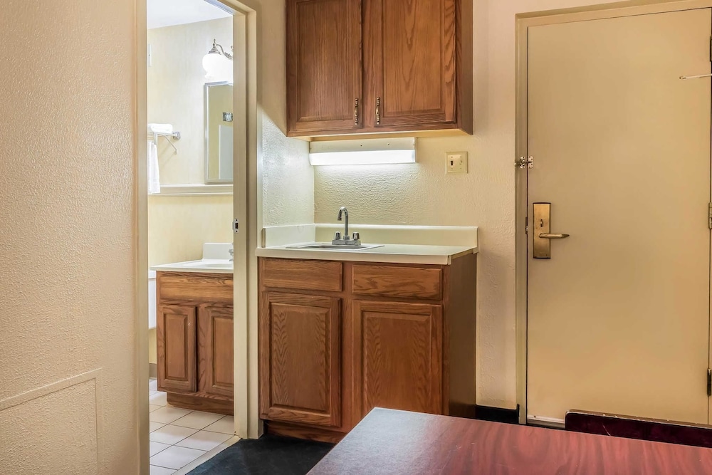 Econo Lodge Airport Reading PA 20/37