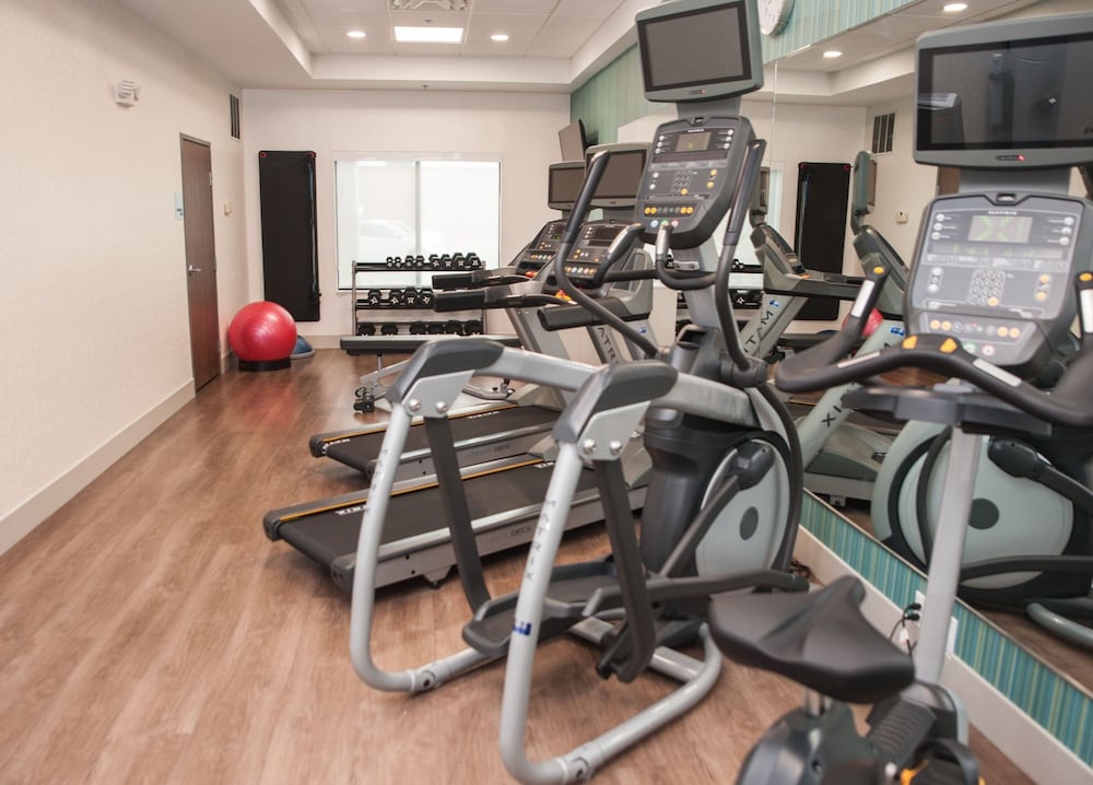 Holiday Inn Express Hotel Suites Norfolk 32/48