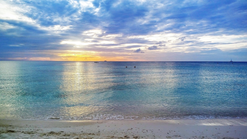 Seven Mile Beach Resort And Club 28/65