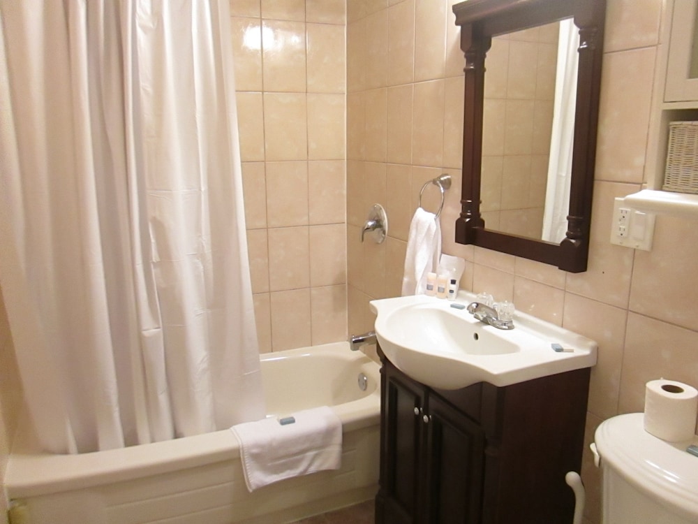 Bayside Inn & Waterfront Suites 36/40