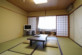 SUPERIOR, MULTIPLE BEDS, SHARED BATHROOM