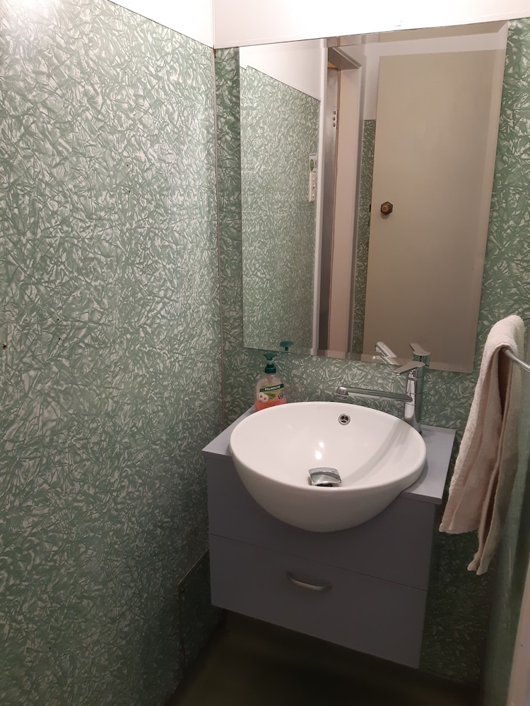 Ariki Backpackers 70/71
