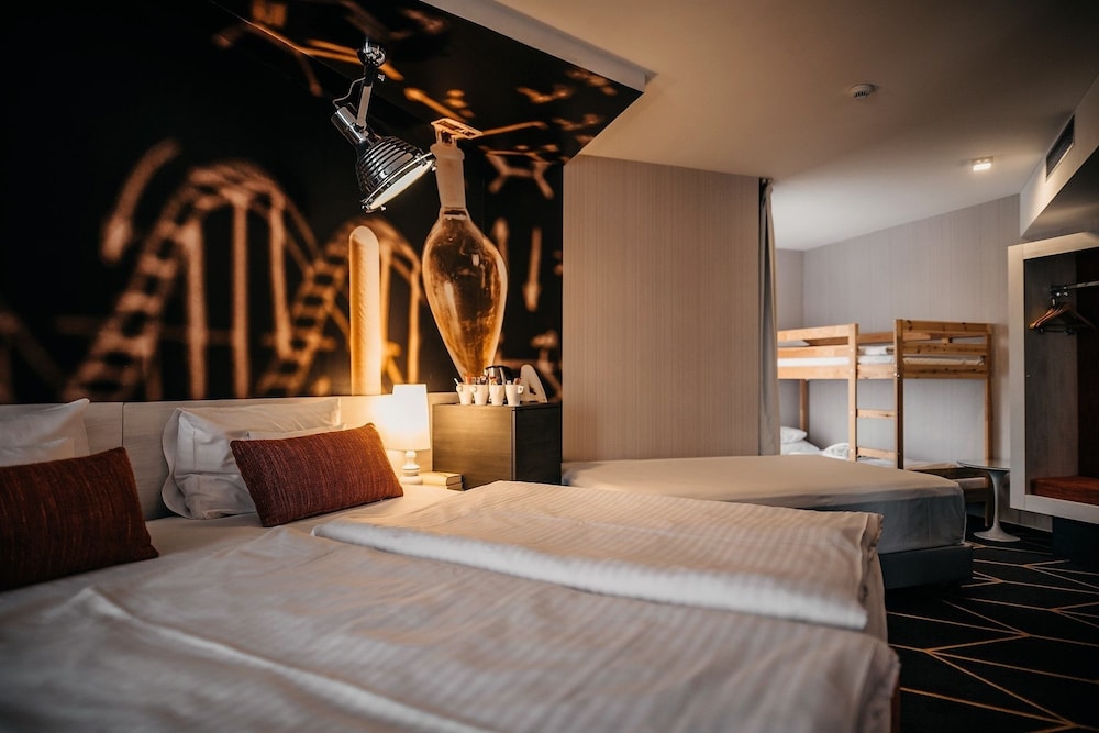 Science Hotel 17/37
