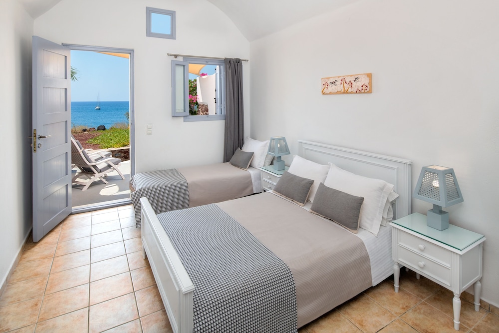 Akrotiri Hotel 6/50