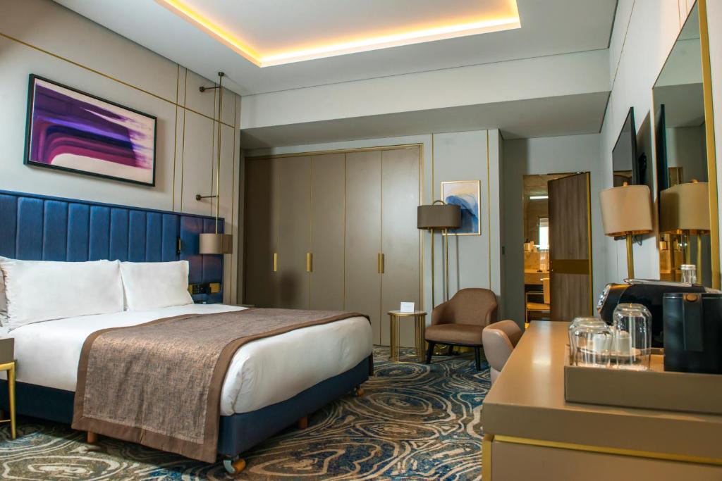 Executive, Suite, King Bed, Club Lounge Access
