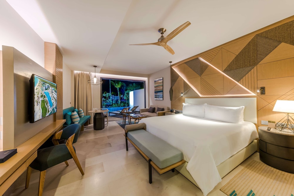 Swim Out, Junior Suite, King Bed, Partial Ocean View