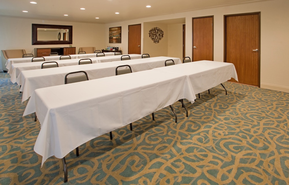 Holiday Inn Express Hotel Suites Branson 76 Cent 62/73