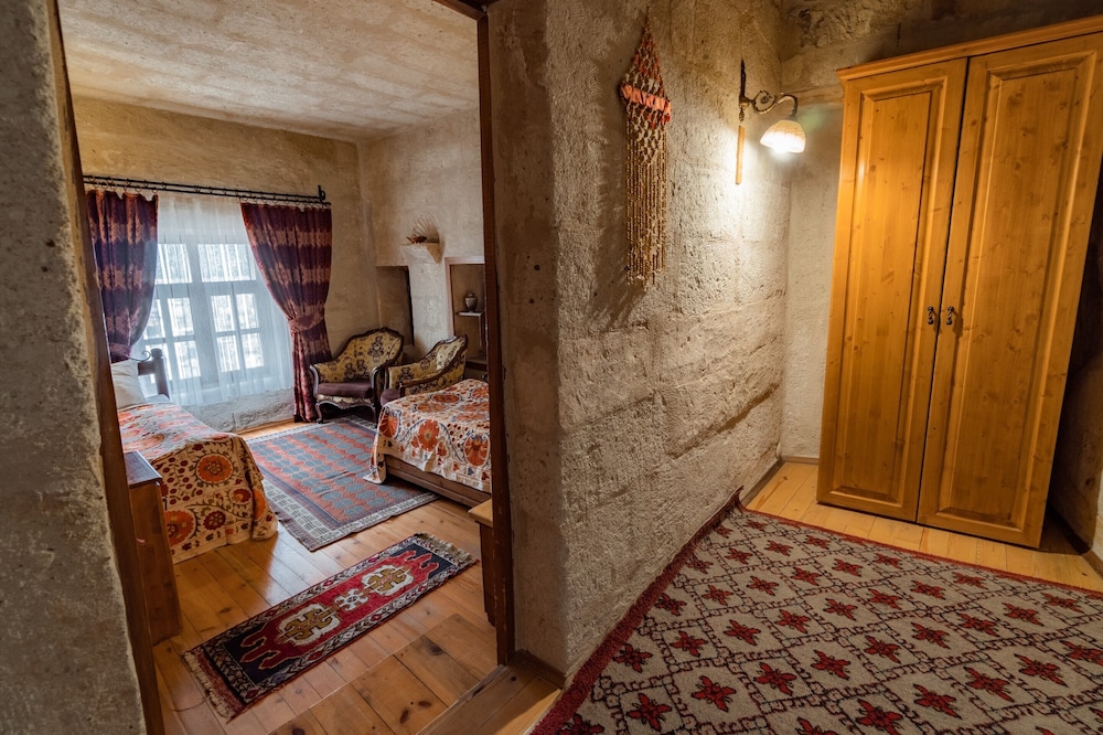 Amber Cave Suites 38/76