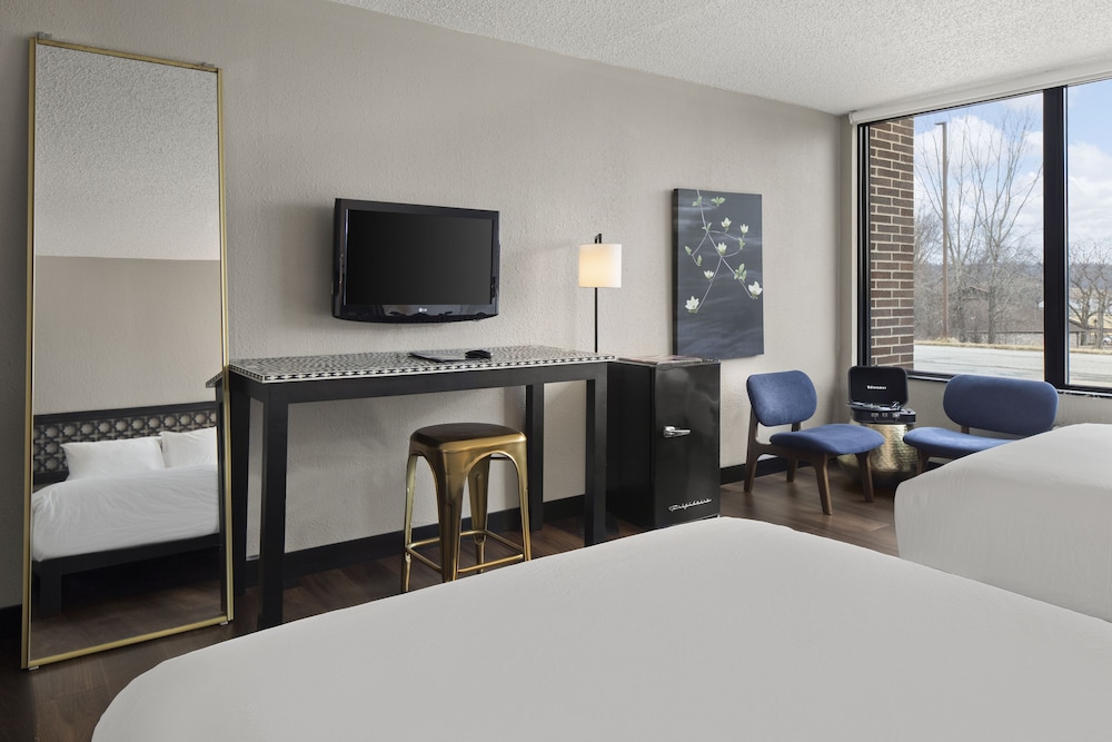 The Highlander Hotel Iowa City, an Ascend Collection Hotel 50/58
