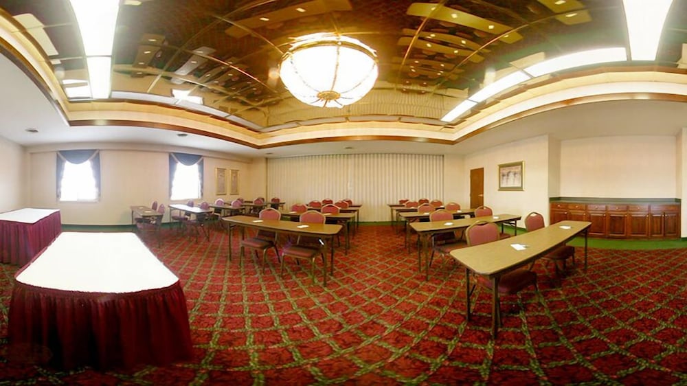 Days Inn & Suites by Wyndham Hickory 17/25