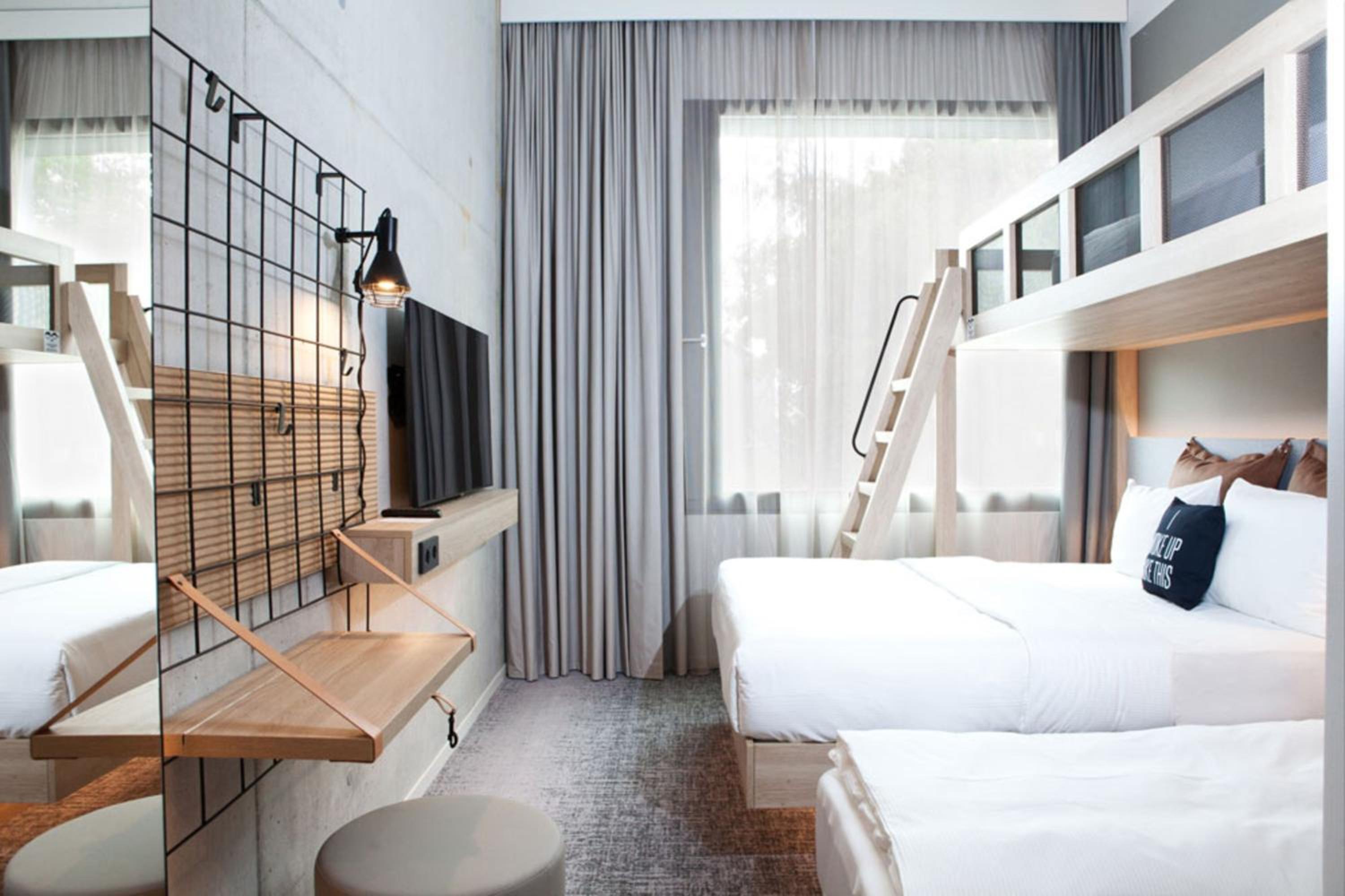 Moxy, Family, Queen Bed, Inland View, Sofa