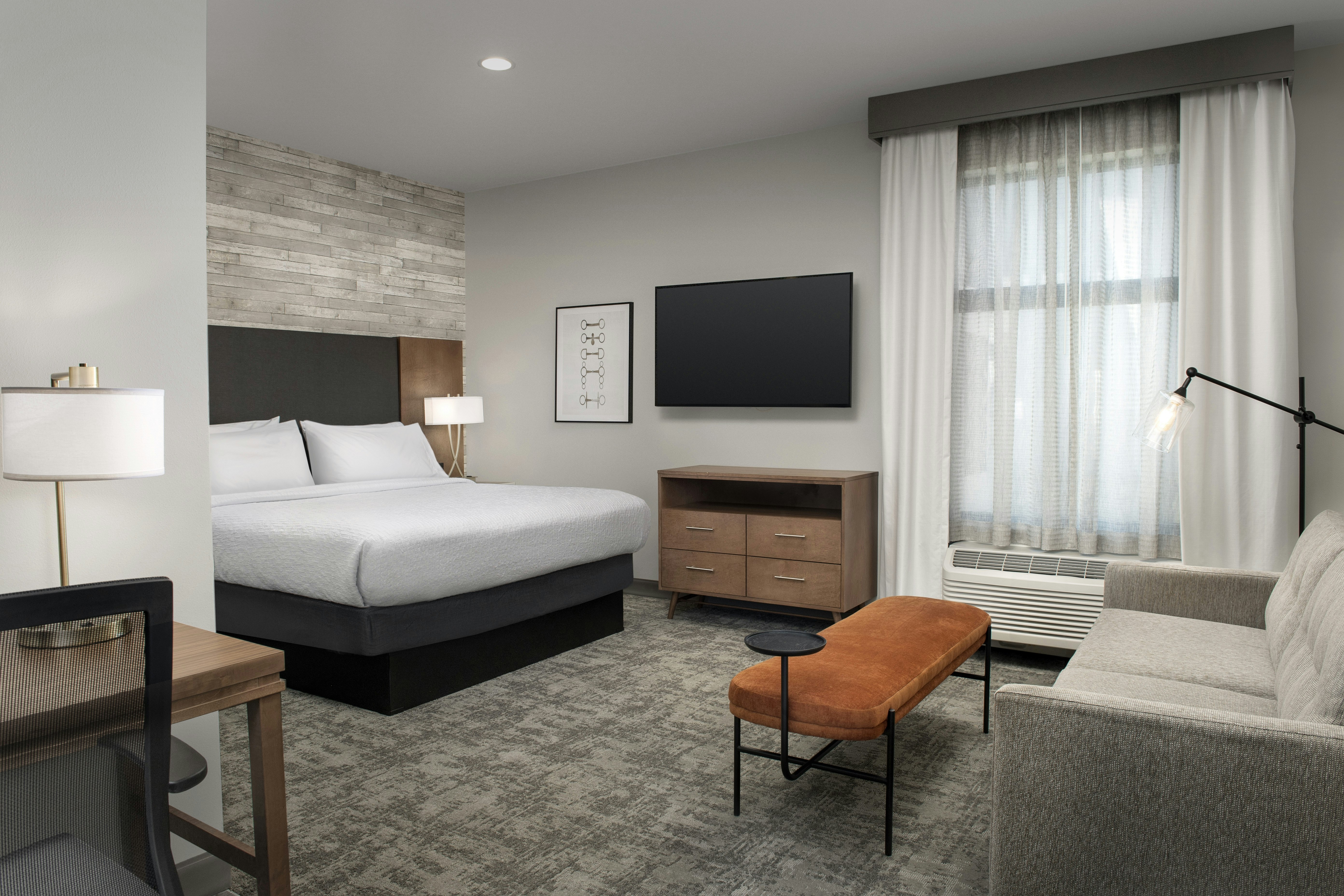 STUDIO, SUITE, KING BED
