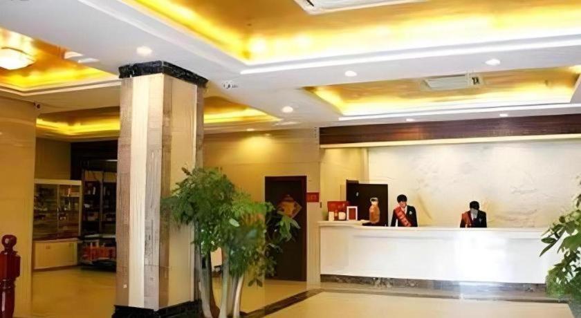 Vienna Hotel (Shenzhen Pinghu Center Metro Station) 14/42