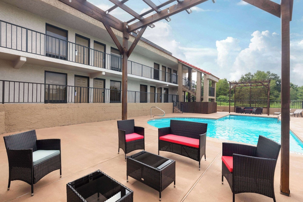 Ramada by Wyndham Bainbridge 4/33