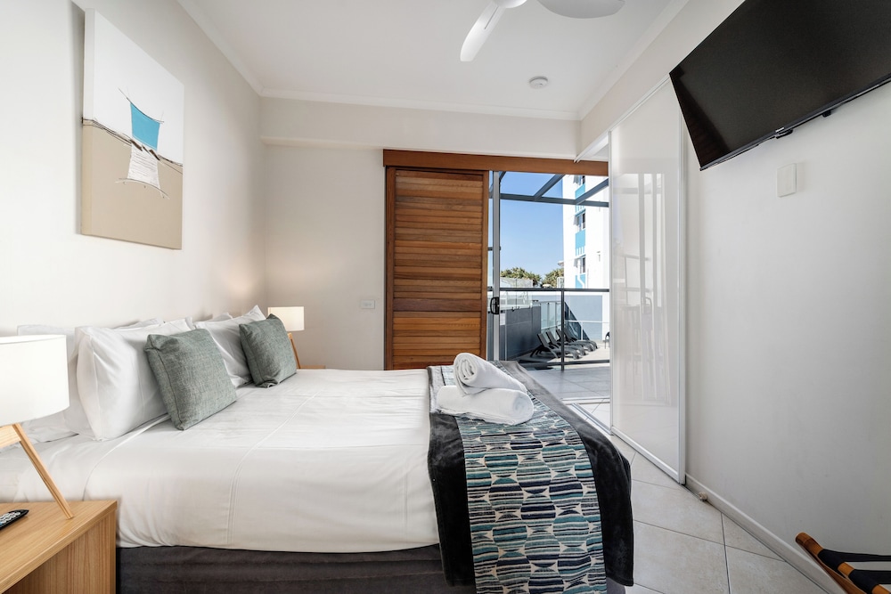 1 Bedroom Rooftop Poolside Tower