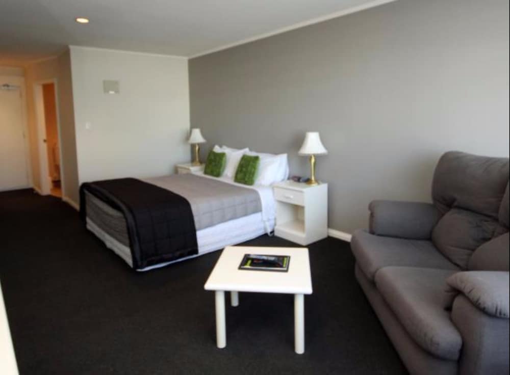 Champers Motor Inn 28/61