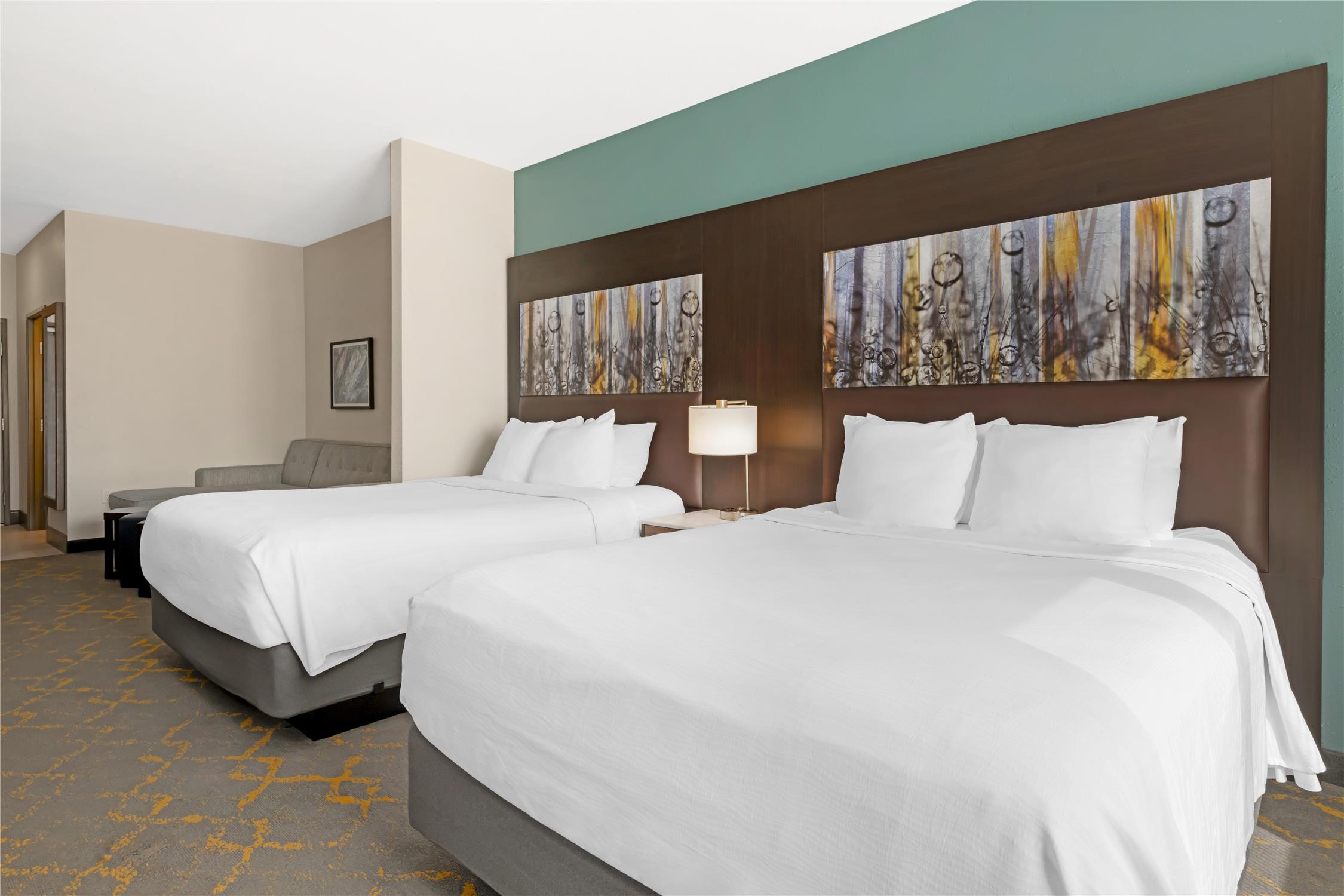 Suite, 2 Queen Beds, Sofa, Accessible