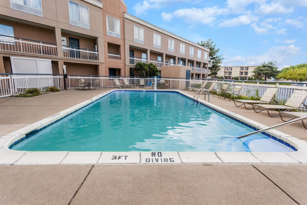 Days Inn & Suites by Wyndham Warren 3/38