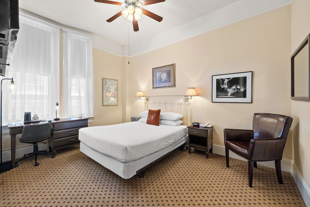 COMFY, QUEEN BED, ACCESSIBLE