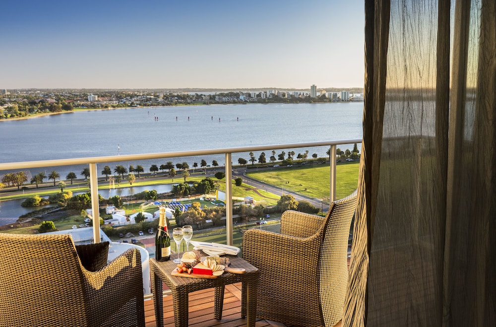 FRASER SUITES PERTH 51/67