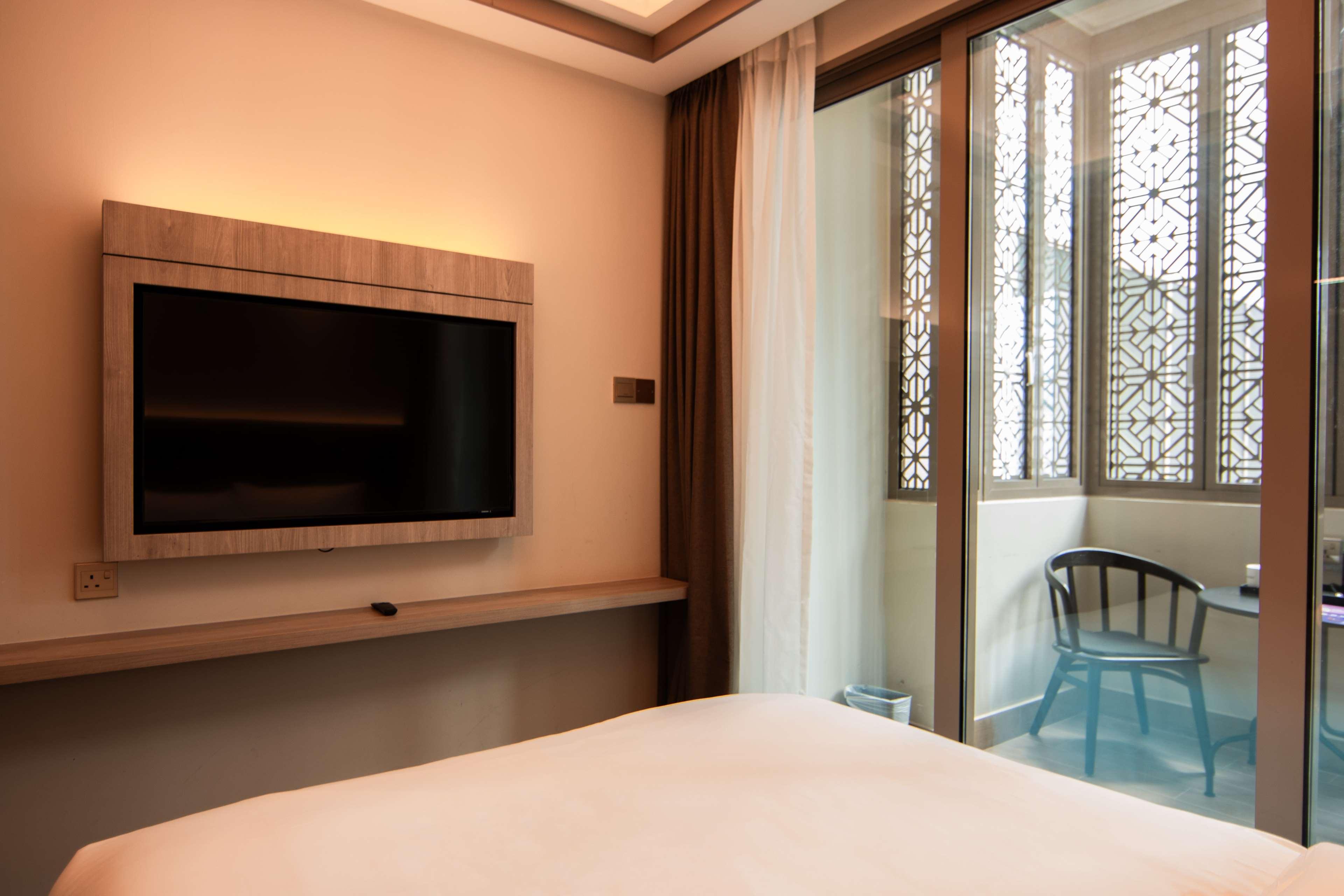 Aqueen Prestige Hotel Jalan Besar 23/42