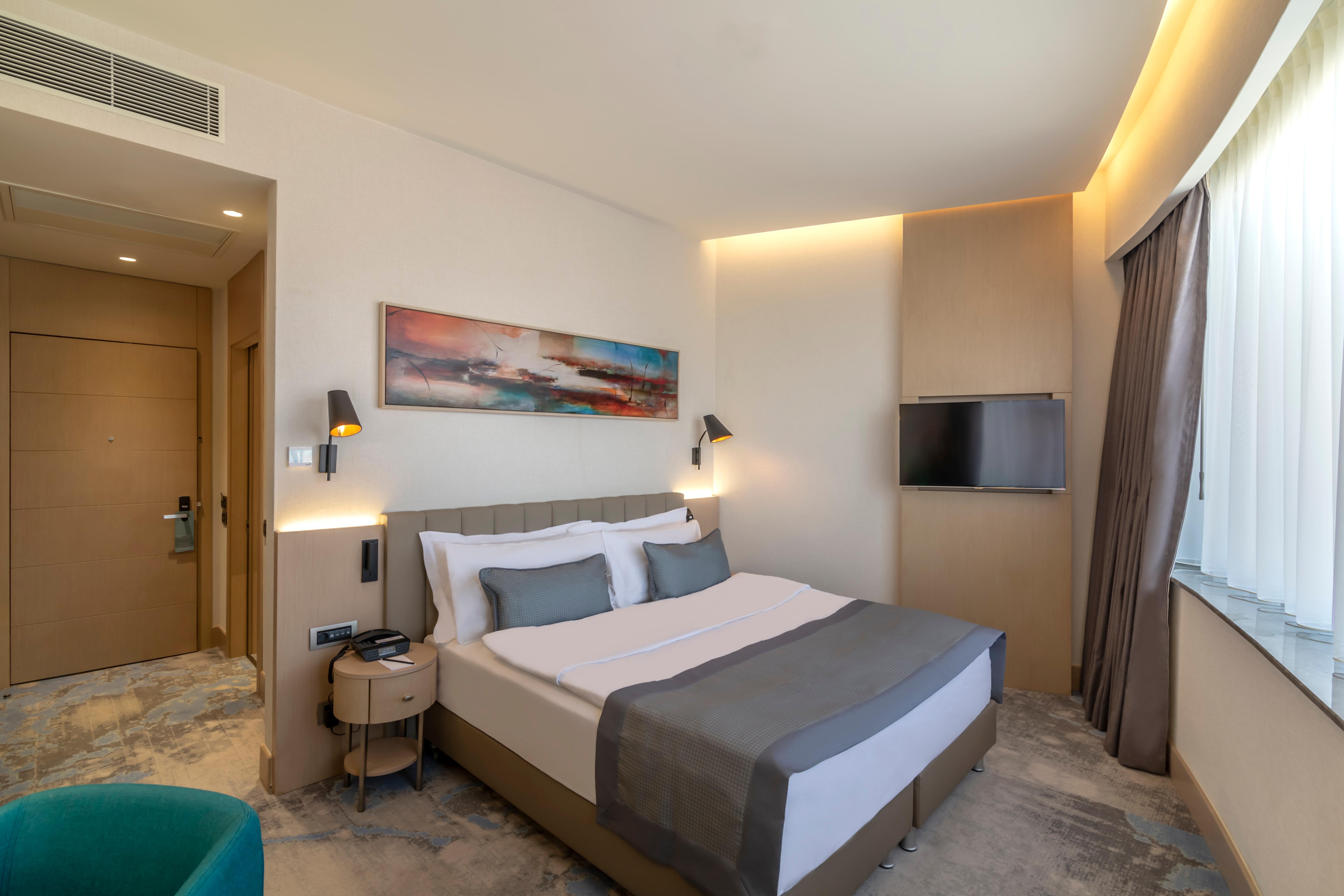 Room, King Bed, City View