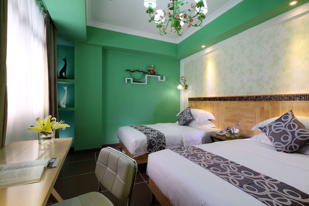 Secret, Courtyard, Twin Beds