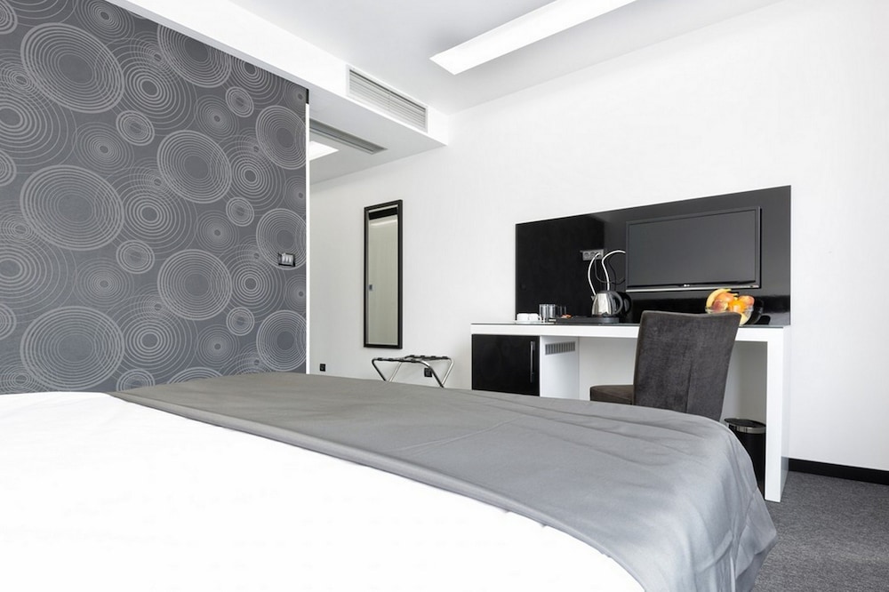 NOVA CITY HOTEL SIGNATURE COLLECTION 18/50