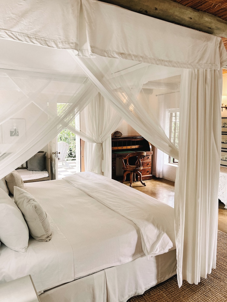 ROOM, BALCONY