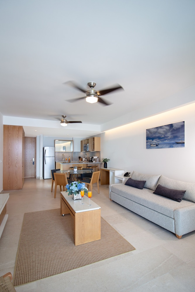 Sunset Plaza Beach Resort 50/79