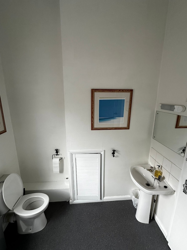Station Hotel 53/56
