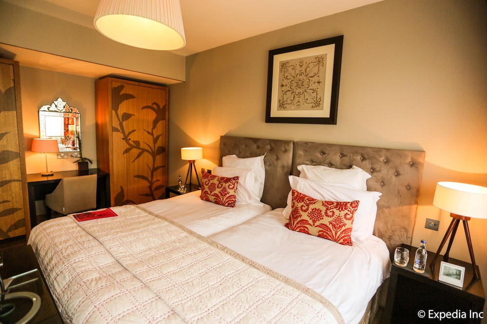 LUXURY, TWIN BEDS