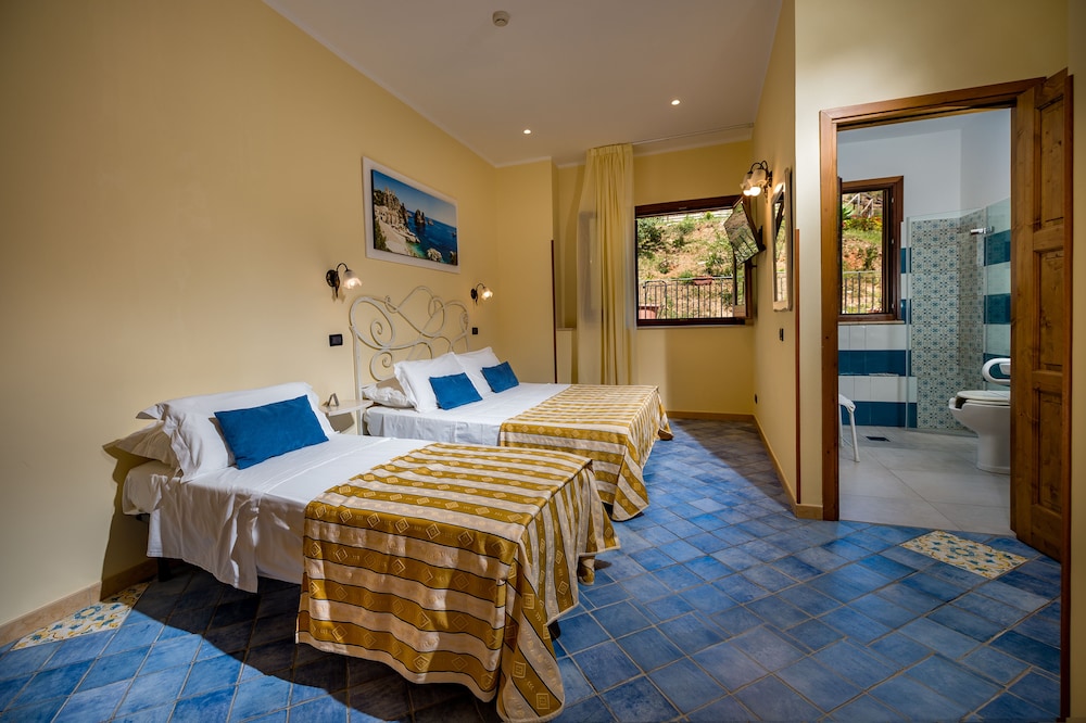 غرفة كلاسيكية ثلاثية بثلاثة أسرّة، HOTEL CALA MARINA 4/5