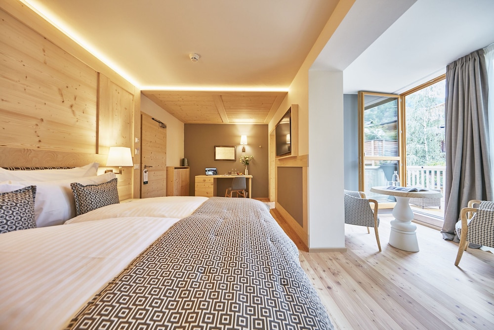 Junior Suite, King Bed, Garden View