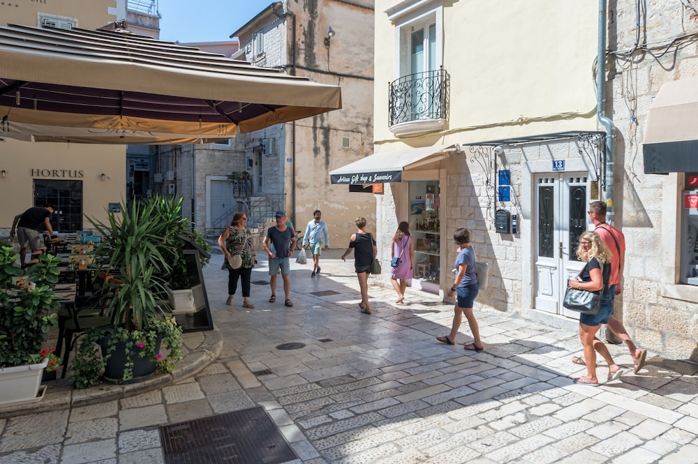Split Palace Luxury Retreat 27/34