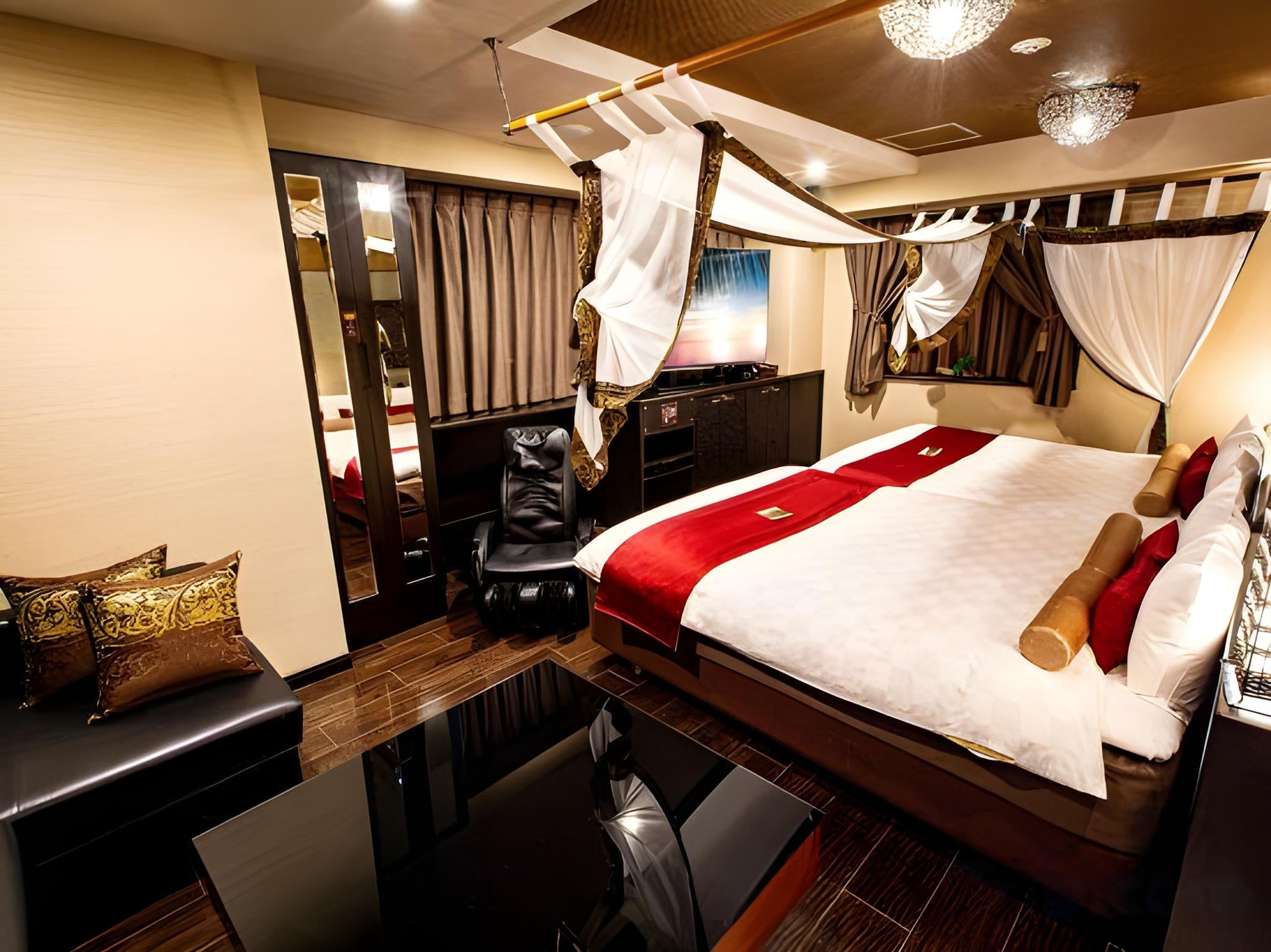 DELUXE, 2 QUEEN BEDS, SMOKING