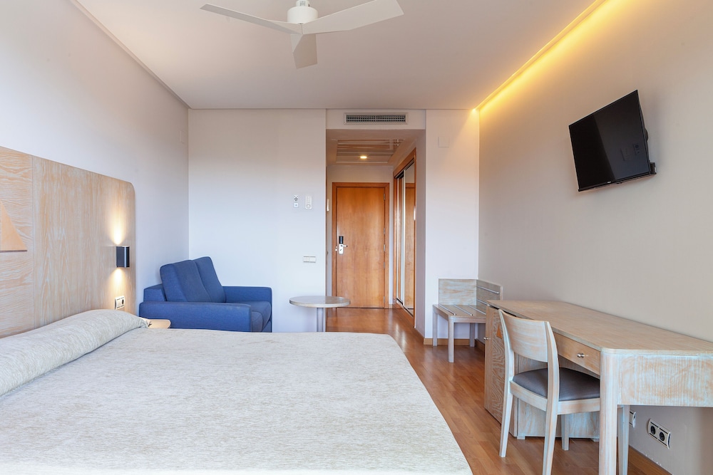 Room, Queen Bed, Street View