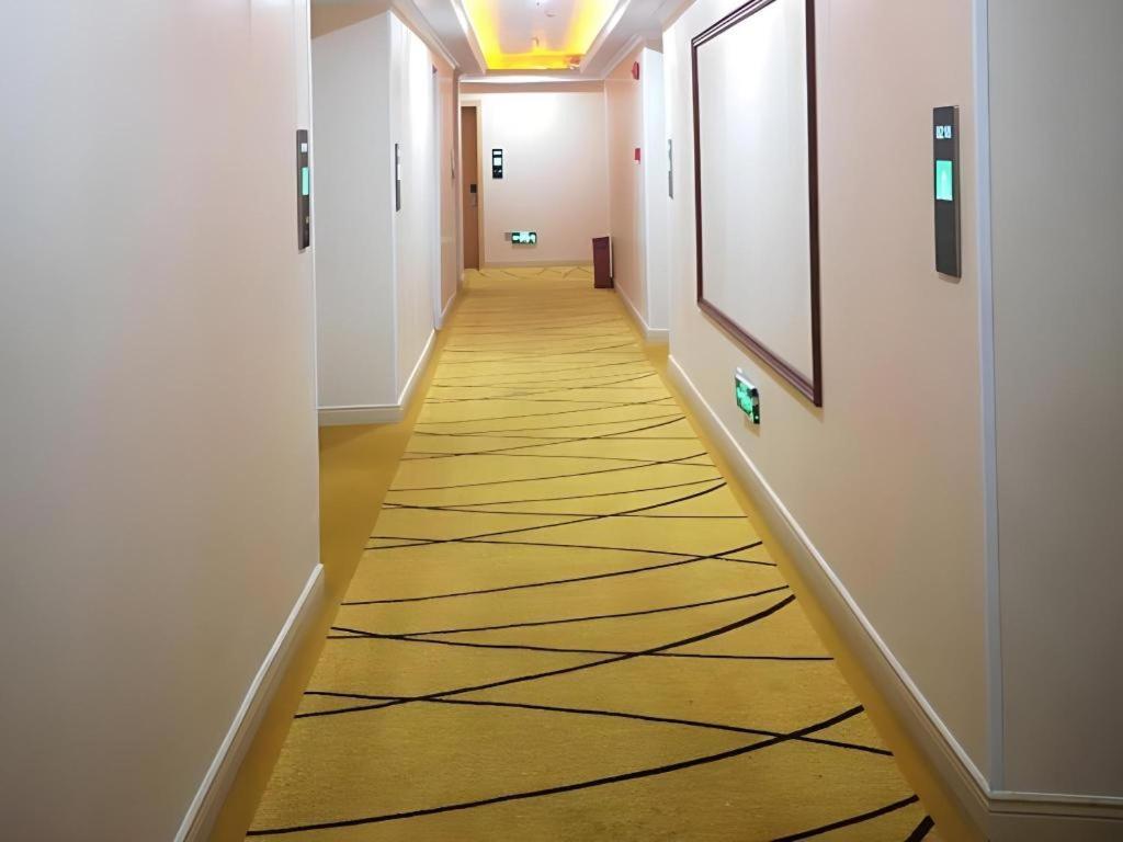 GreenTree Inn Express Shanghai Baoshan District Youyi Road Metro Station 31/46