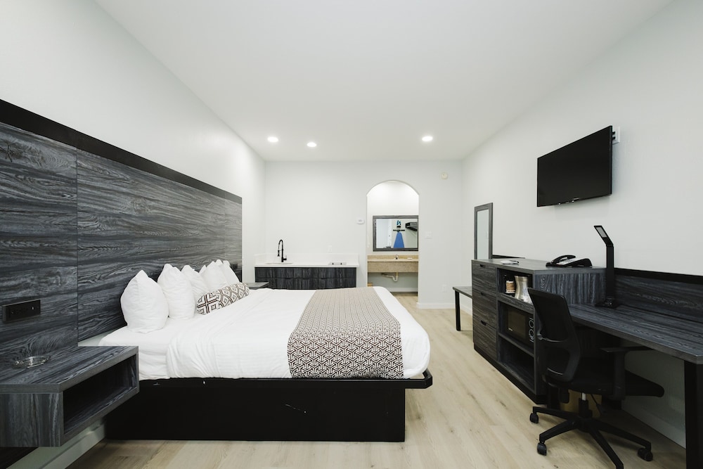 Sapphire Inn & Suites- Deer Park 17/36