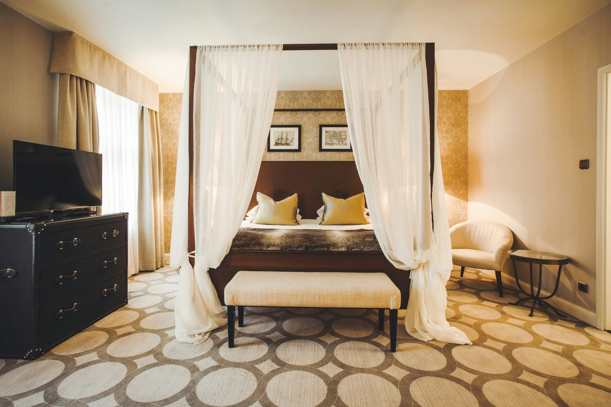 JUNIOR SUITE, KING BED