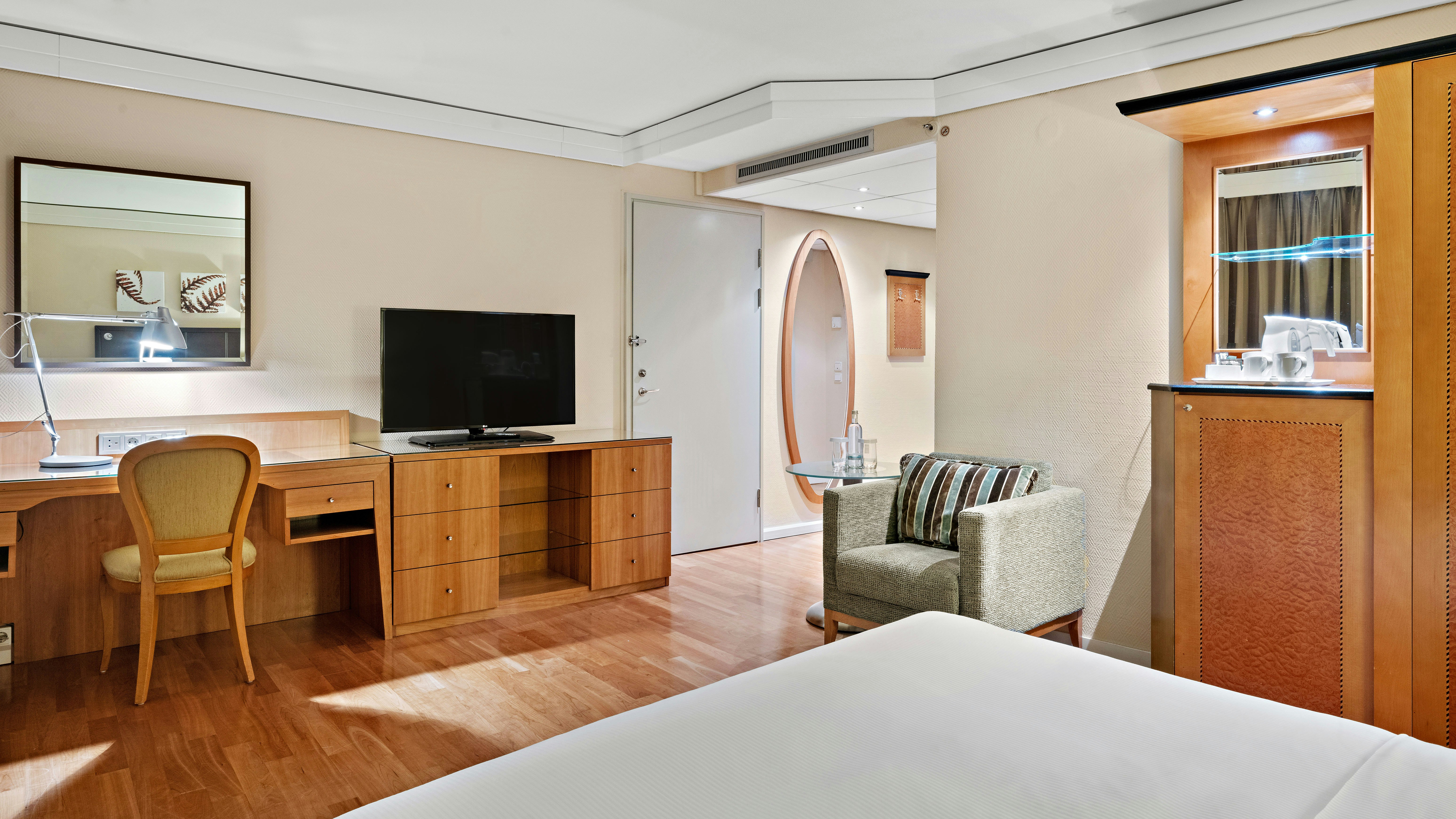 Room, Queen Bed, Hilton Dresden 8/11