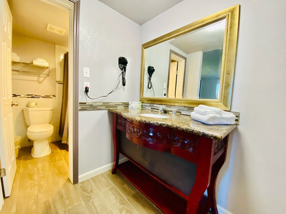 R Nite Star Inn & Suite 35/65