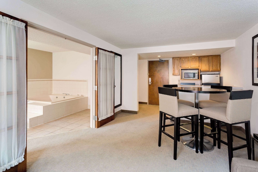 Ramada by Wyndham Marquette 46/59