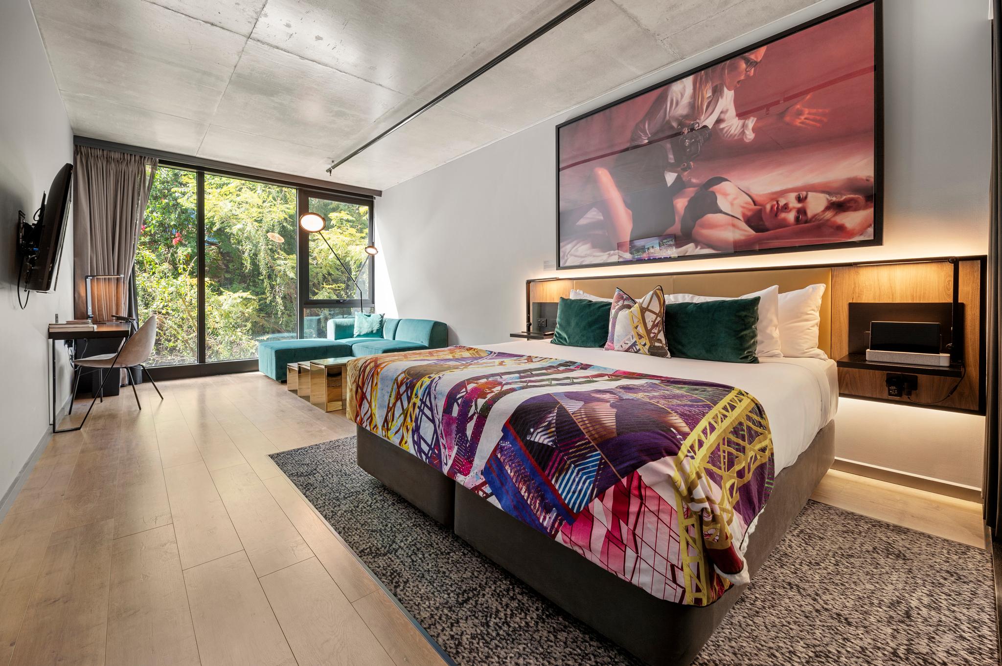 ROOM, KING BED