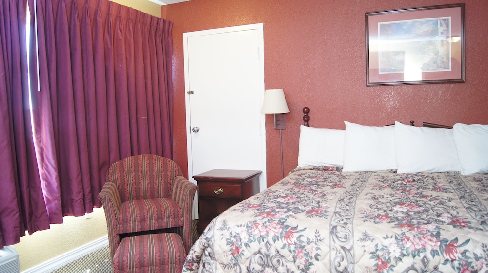 Holiday Lodge And Suites 14/46