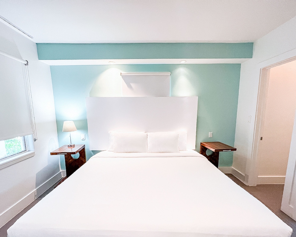 جناح بسرير كينج بغرفة نوم واحدة مع أريكة، Royal Palms Resort And Spa A North Beach Village Resort Hotel 2/3